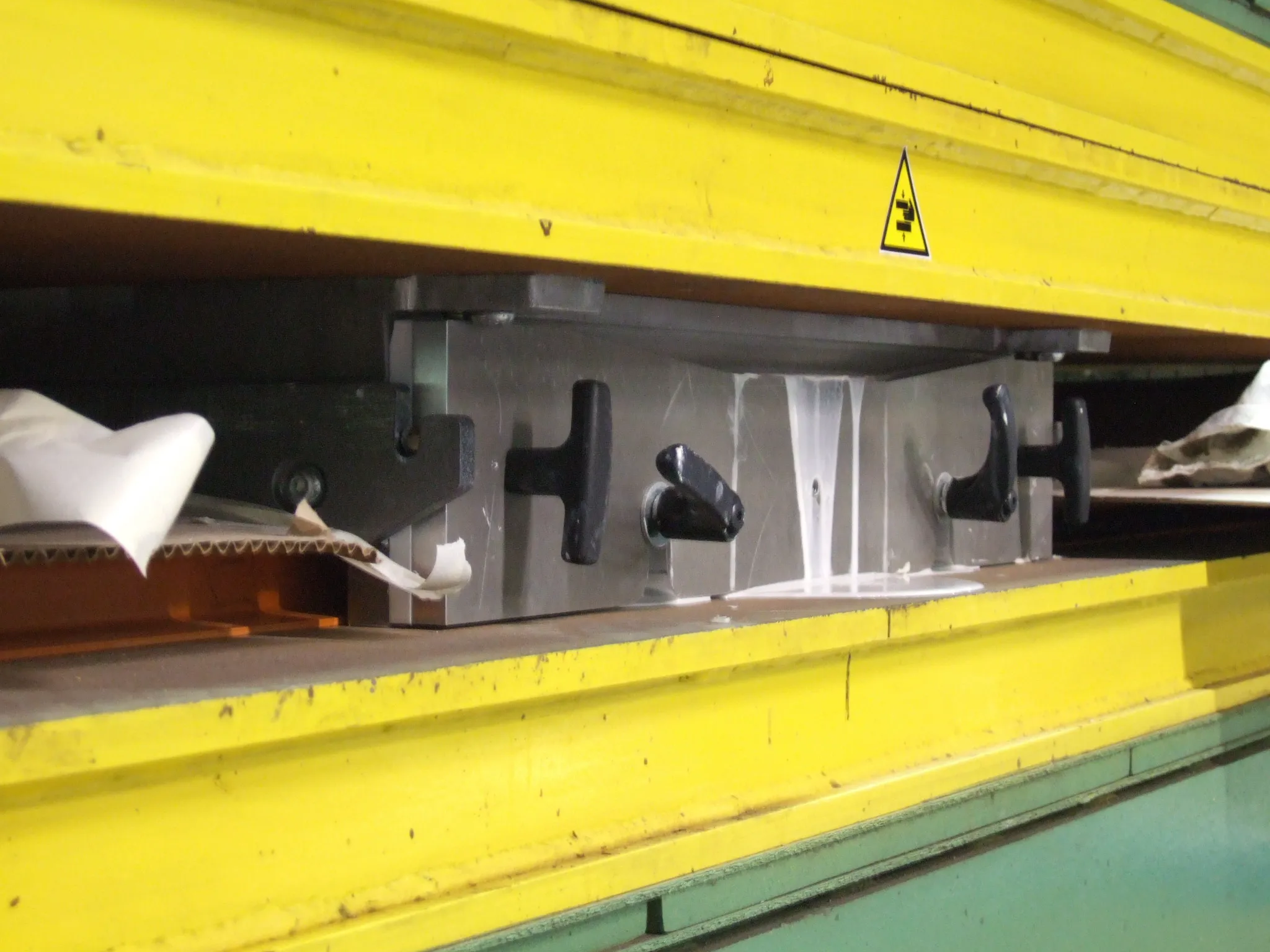 Presse sur chaîne de production semi-automatique